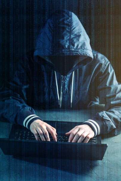 programmatore hacker anonimo utilizza un computer portatile per hackerare il sistema. Rubare dati personali. Creazione e infezione di virus dannosi. Il concetto di criminalità informatica e dispositivi elettronici di hacking
 - Foto, immagini