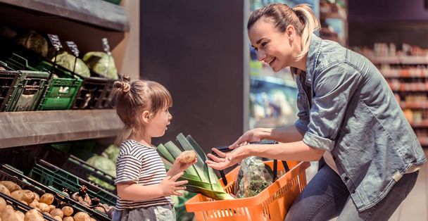 Máma a dcera jsou nakupování v supermarketu, koncept rodinných vztahů a zdravého stravování. - Fotografie, Obrázek