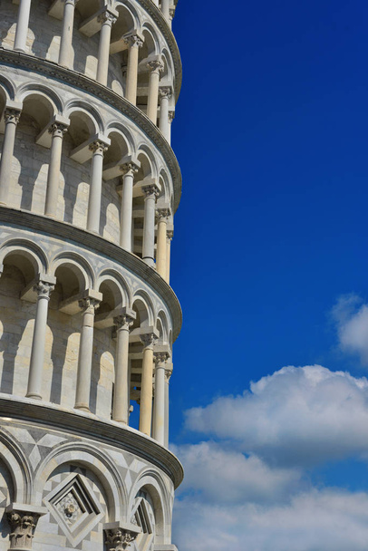 Kuuluisa Pisan kalteva torni kauniiden pilvien joukossa (kopiotilalla
) - Valokuva, kuva