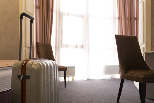 luggage bag in modern hotel room - Foto, Bild