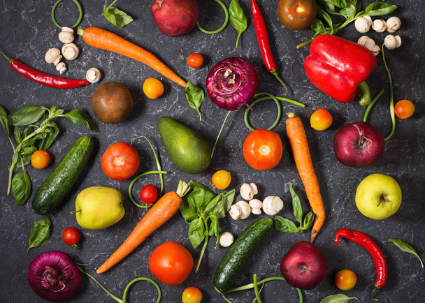 生有機野菜の健康ヴィンテージ背景、トップ ビューで調理するための新鮮な食材。菜食主義者やダイエット食品のコンセプト - 写真・画像