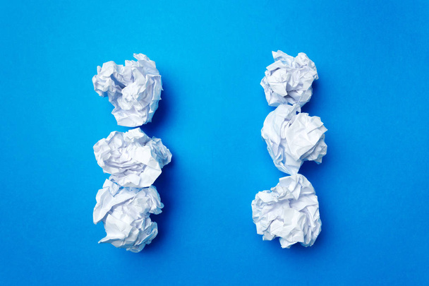 balls of white paper on blue background - Foto, afbeelding