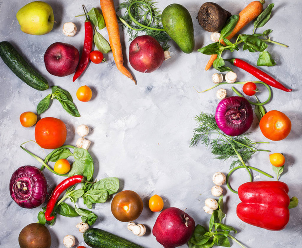 Rauwe biologische groenten met verse ingrediënten voor gezond koken op concrete achtergrond, bovenaanzicht. Vegan of dieet voedsel concept. Kopiëren van ruimte - Foto, afbeelding