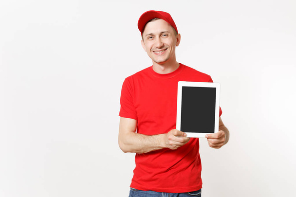 Dostawy człowiek w mundurze czerwony na białym tle. Mężczyzna w WPR, t-shirt, dżinsy, Praca jako Kurier lub dealerem, trzymając komputer typu tablet pc z puste pusty ekran. Miejsce na reklamę - Zdjęcie, obraz