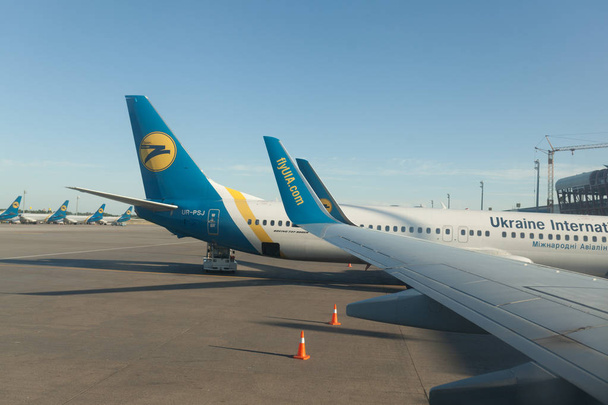 Passenger plane UIA Ukrain International Airlines in the airport . Aircraft maintenance. Airport Borispil Kiev Ukraine. May 2018 - Foto, Bild