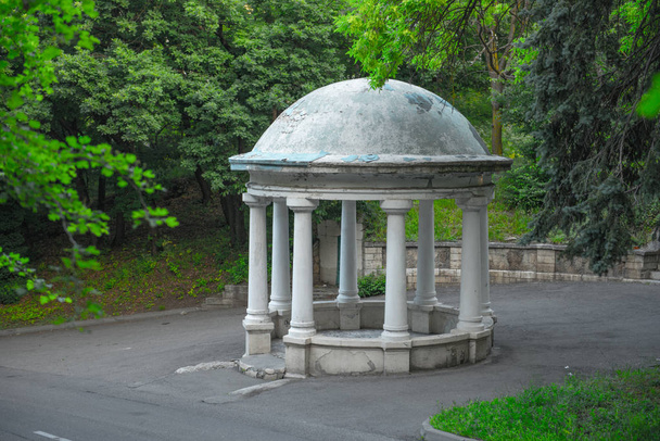 Rotunda Pyatigorskin puistossa, Venäjä
 - Valokuva, kuva