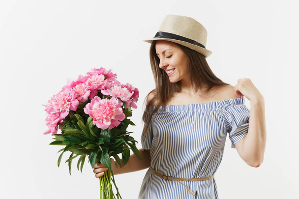 Молодая нежная женщина в синем платье, шляпа держа букет красивых розовых пионов цветы изолированы на белом фоне. День святого Валентина, концепция праздника Международного женского дня. Рекламная зона
 - Фото, изображение