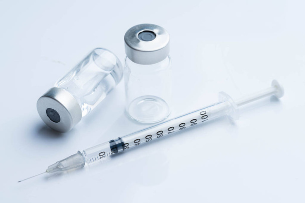 butelka leku do wstrzykiwań fiolki ze szkła medycznego i strzykawka do szczepienia - Zdjęcie, obraz