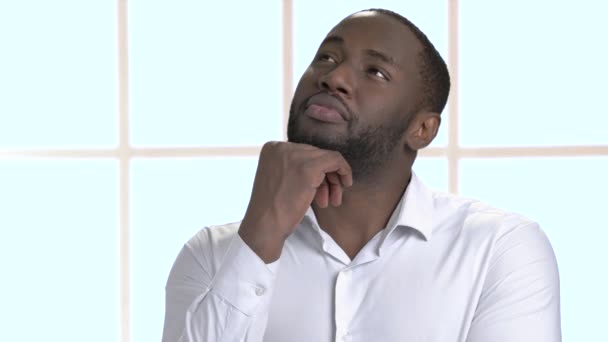 Verward Afro-Amerikaanse zakenman in wit overhemd. - Video