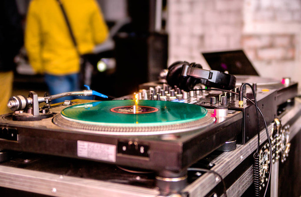 foto de equipamento de DJ na festa
 - Foto, Imagem