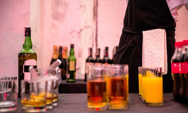 φωτογραφία από το χυμό του ουίσκι και ποτά στο τραπέζι μπουφέ - Φωτογραφία, εικόνα