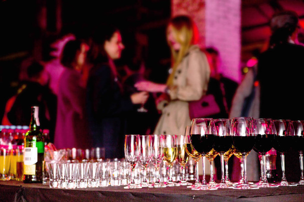 テーブルのシャンパンとワイン パーティーのゲストの写真 - 写真・画像