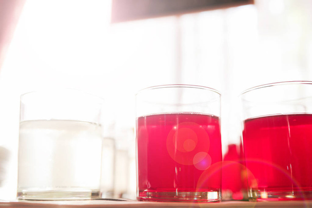 Φωτογραφία: χυμό cranberry σε ένα τραπέζι μπουφέ - Φωτογραφία, εικόνα