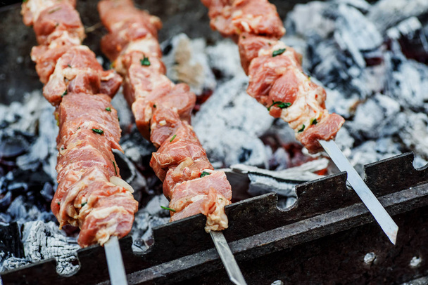 kebab assado suculento na grelha close-up. vista superior
 - Foto, Imagem