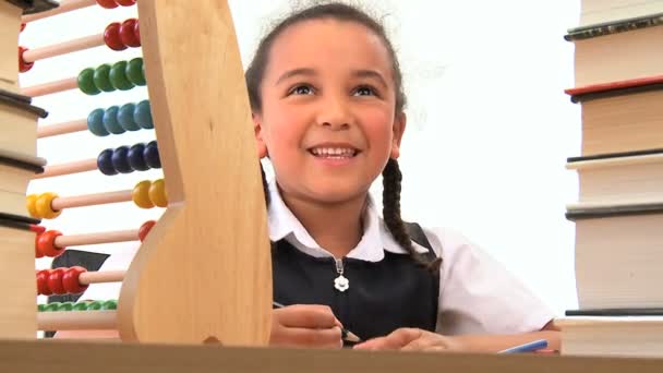 Милий школярка афро-американських раннє навчання з кольорові олівці - Кадри, відео