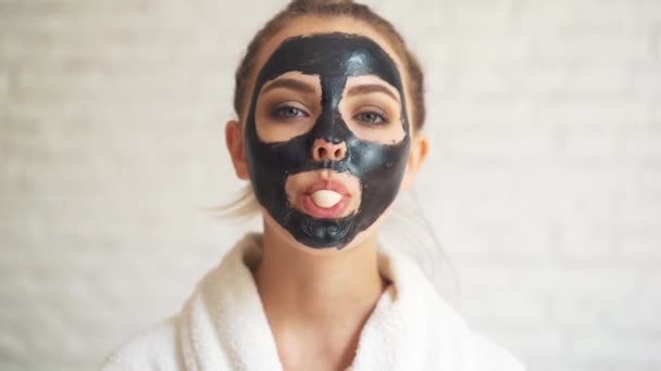 girl with a face mask, inflates bubble gum. - Metraje, vídeo