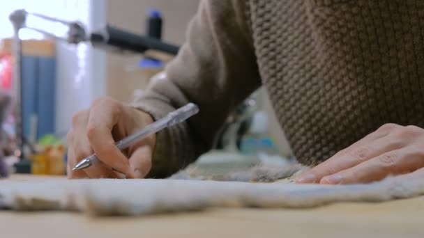 Skinner travaillant avec la peau de fourrure de vison
 - Séquence, vidéo