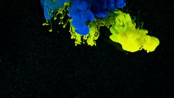 Gouttes d'encre de couleur dans l'eau Mouvement lent. Ink In Motion Shot avec caméra haute vitesse
. - Séquence, vidéo