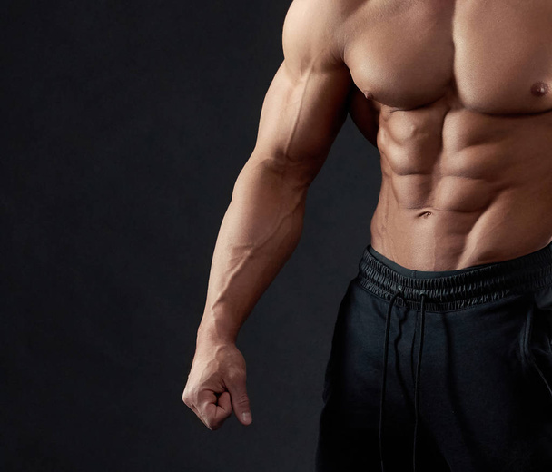 Studio close up of muscular mans ABS. - Zdjęcie, obraz