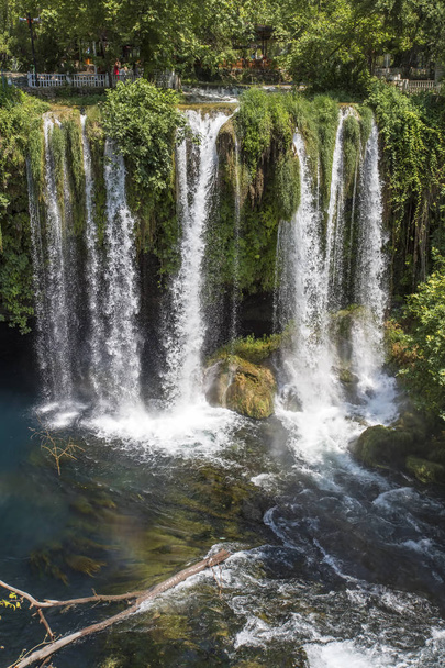schöner Wasserfall im Wald. - Foto, Bild