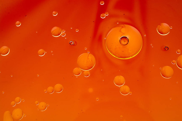 Πολύχρωμες φυσαλίδες νερού στο νερό ως παρακείμενα - Φωτογραφία, εικόνα