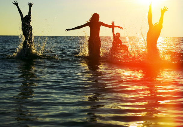 Menschen springen in Ozean - Foto, Bild
