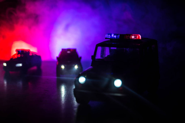 Voitures de police la nuit. Voiture de police pourchassant une voiture la nuit avec un fond de brouillard. 911 Intervention d'urgence voiture de police accélérant sur les lieux du crime. Concentration sélective - Photo, image