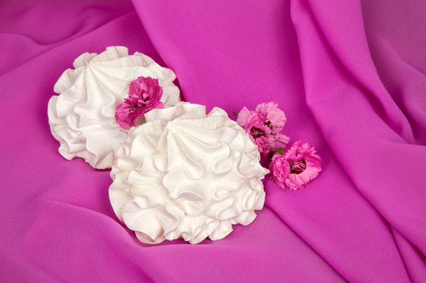 blanco bise aireado sobre tela rosa con rosa forget-me-nots
 - Foto, Imagen