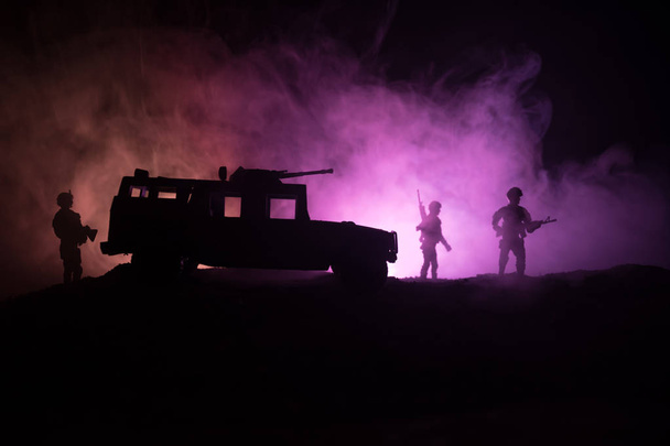 戦争の概念。戦闘シーン戦争霧空を背景に、シルエットの下曇りスカイライン夜の戦いの軍のシルエット。戦闘シーン。兵士と陸軍のジープ車。軍のジープ - 写真・画像