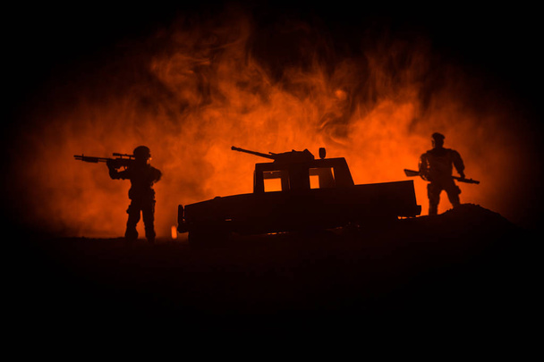 Concept van de oorlog. Militaire silhouetten scène op oorlog mist hemelachtergrond vechten, vechten silhouetten onder bewolkte Skyline At night. Battle scène. Leger jeep voertuig met soldaten. leger jeep - Foto, afbeelding