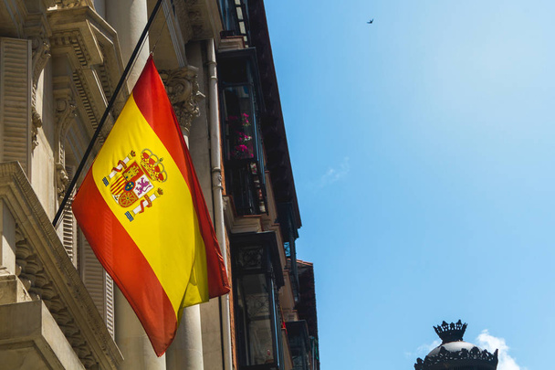 Флаг Испании на строительстве в Мадриде
 - Фото, изображение