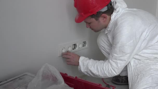 Professional worker mounting wall socket outlet on new flat house building - Footage, Video
