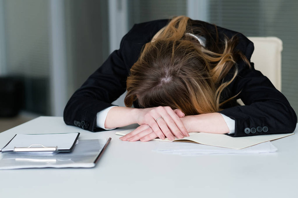 stress deadline overworking exhausted woman desk - Foto, afbeelding