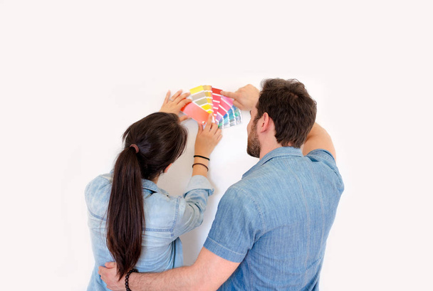 Счастливая пара выбирает цвета для украшения покраски нового дома
 - Фото, изображение