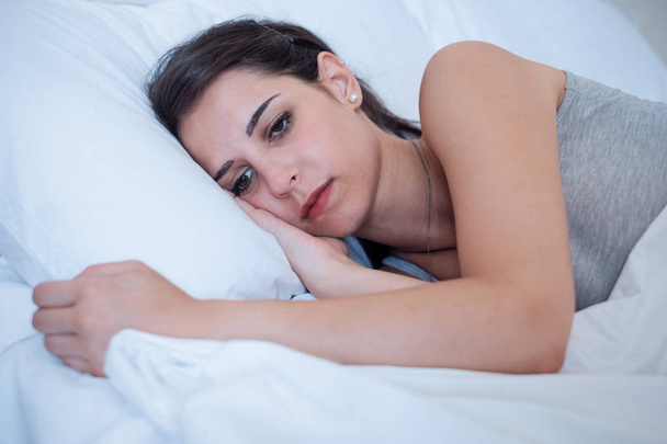 Jeune femme malade au lit à la maison portrait
 - Photo, image