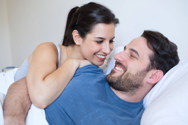 Romantikus nő és férfi intim pillanat, reggel - Fotó, kép