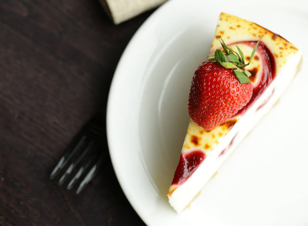 kus dortu tvarohový koláč s čerstvými jahodami - Fotografie, Obrázek