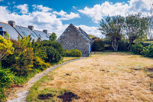 Straat uitzicht op het prachtige dorp Rostudel voormalig vissersdorp, Parc naturel regionale d 'Armorique. Finistere, departement Camaret-sur-Mer. Bretagne, Frankrijk.  - Foto, afbeelding