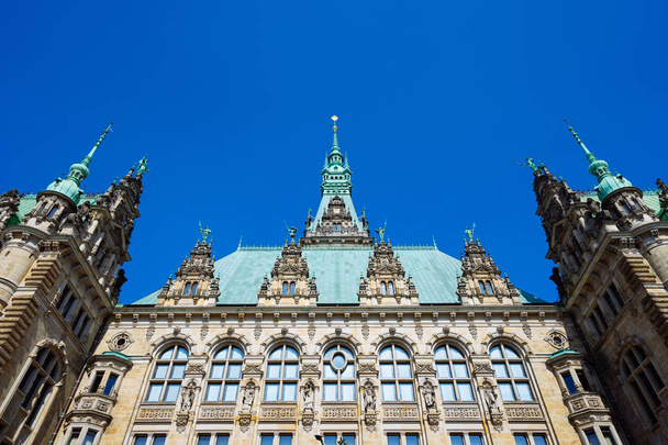 ハンブルク、ドイツの旧市街地区と緑の着色された屋根建物美しい有名なハンブルク市庁舎 - 写真・画像