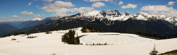 Whistler Brittiläinen Kolumbia panoraama valokuva osoittaa yksi Canadas tunnetuimmista ja kaunis vuoristot
 - Valokuva, kuva