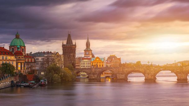 Vista aerea panoramica del tramonto primaverile dell'architettura del molo della Città Vecchia e del Ponte Carlo sul fiume Moldava a Praga, Repubblica Ceca
 - Foto, immagini