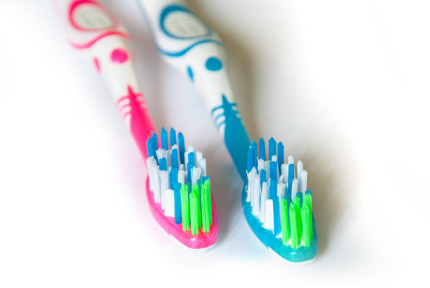 δύο οδοντόβουρτσες που απομονώνονται σε λευκό φόντο closeup - Φωτογραφία, εικόνα