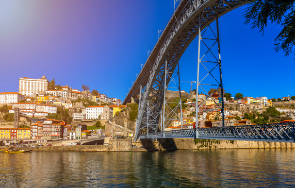 Porto légi panoráma a Dom Luis híd, és a piros tetős házakat csempe a egy szép nyári napon. Porto, Portugália - Fotó, kép
