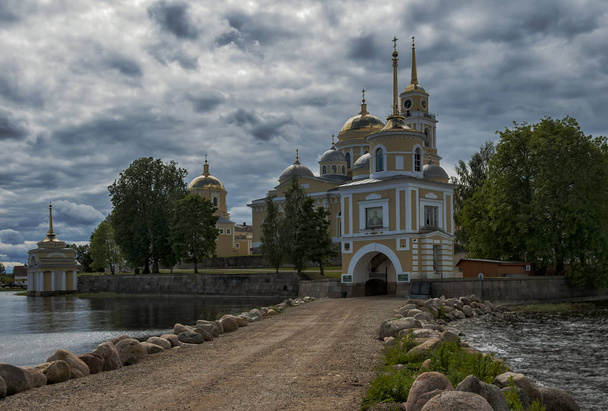 Het orthodoxe klooster - Nilo-Stolobenskaya Desert ligt op Stolobnoye eiland, op Lake Seliger. Tver regio. 6 juni 2018 - Foto, afbeelding