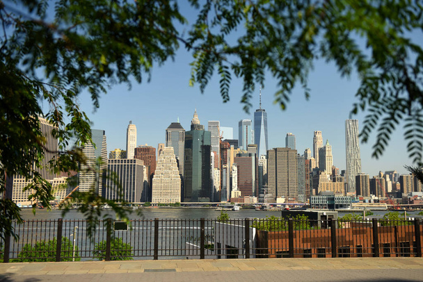 View on financial district in lower Manhattan from Brooklyn Bridge Park, New York. - Φωτογραφία, εικόνα