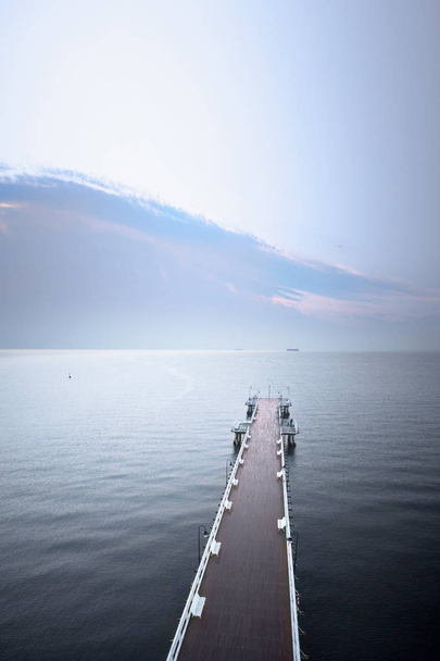 Veduta aerea del molo di legno sulla riva del mare
 - Foto, immagini