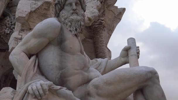 4k Rzym, 16 maja 2018, piazza Navona, fontanna czterech rzek, realizowane przez architekta G.L. Bernini w 1651.View i szczegóły. - Materiał filmowy, wideo