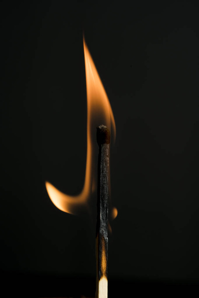 yanan kibrit çöpü barut ve siyah arka plan - Fotoğraf, Görsel