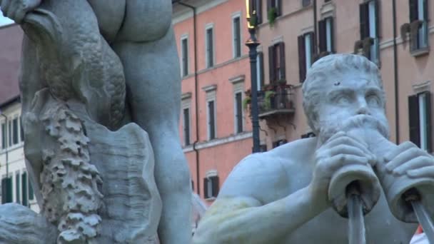 4k Rzym, 16 maja 2018, piazza Navona, fontanna Moro, projekt Berniniego G.L i zakończone w 1654 roku przez Antonio Mari. Wyświetl i szczegóły. - Materiał filmowy, wideo