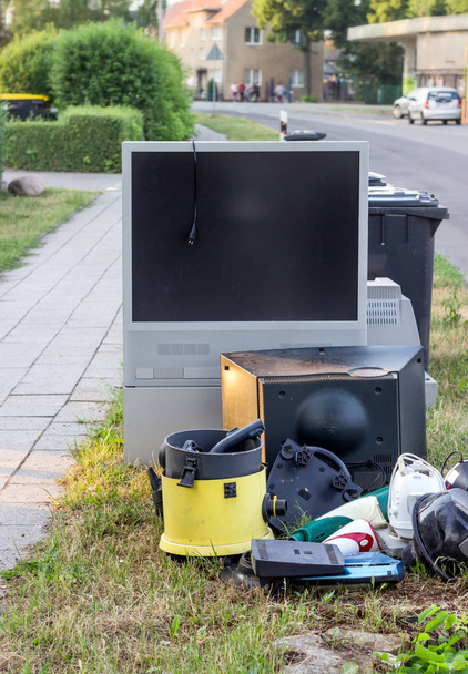 basura electrónica con un televisor, aspiradora y otros aparatos eléctricos en la carretera
 - Foto, Imagen